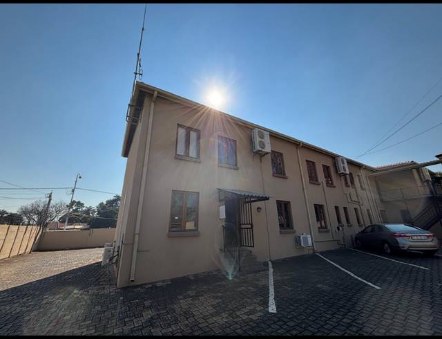 76M² BUSINESS TO LET IN CLUBVIEW